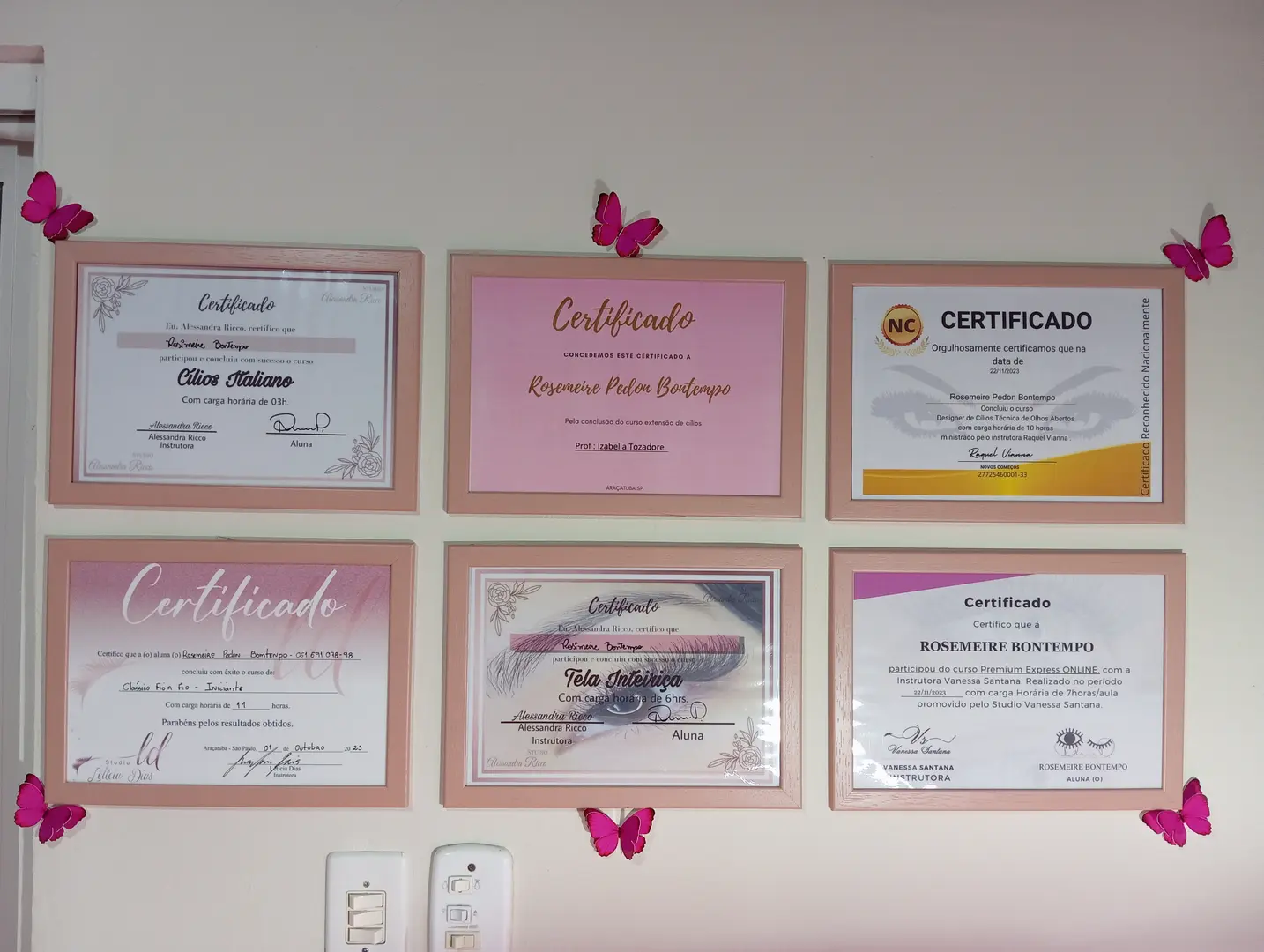 Certificações na parede